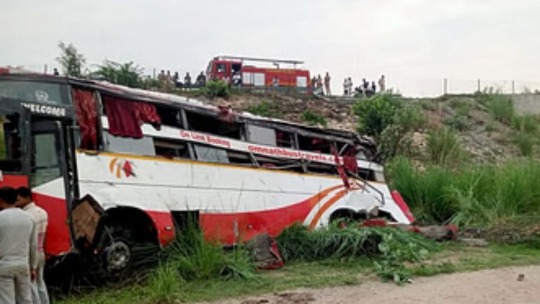 आगरा लखनऊ एक्सप्रेस वे पर बड़ा हादसा डबल डेकर बस बेकाबू हो रेलिंग तोड़ नीचे गिरी दो की मौत