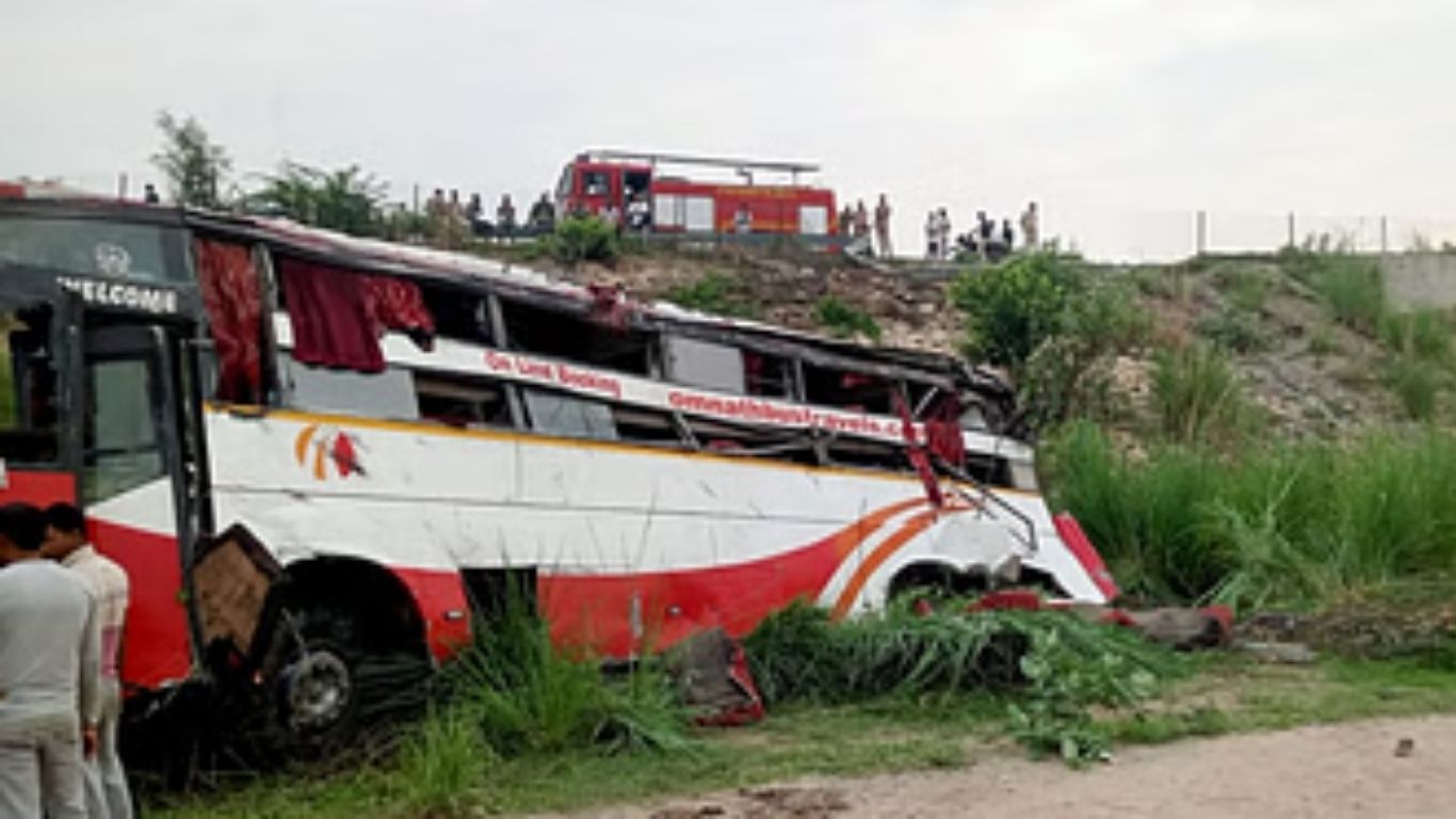 आगरा लखनऊ एक्सप्रेस वे पर बड़ा हादसा डबल डेकर बस बेकाबू हो रेलिंग तोड़ नीचे गिरी दो की मौत