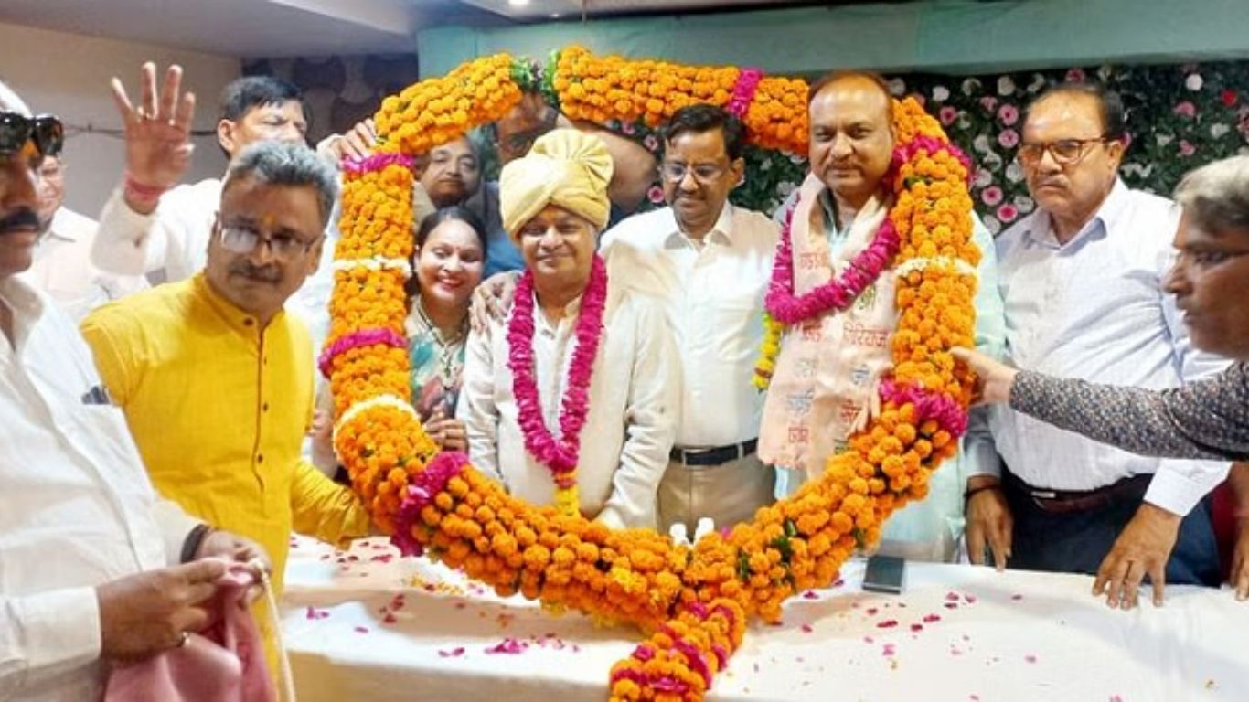 भीषण सड़क हादसाः अनियंत्रित हुई आम से भरी मैक्स पलटी चार की मौत क्लीनर की हालत गंभीर 1