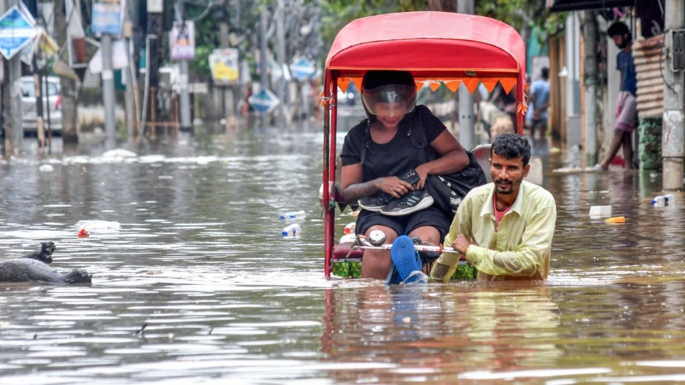भीषण सड़क हादसाः अनियंत्रित हुई आम से भरी मैक्स पलटी चार की मौत क्लीनर की हालत गंभीर 4