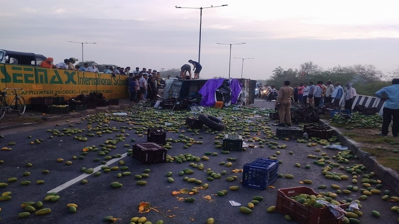 भीषण सड़क हादसाः अनियंत्रित हुई आम से भरी मैक्स पलटी चार की मौत क्लीनर की हालत गंभीर