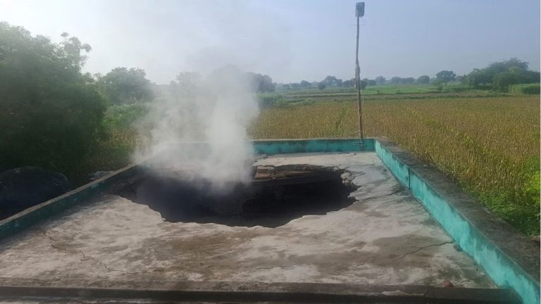 मकान में लगी भीषण आग कमरे की छत उड़ी गेहूं कपड़े और रुपये जले वाशिंग मशीन भी जलकर हुई राख