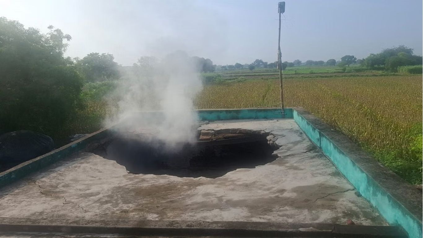 मकान में लगी भीषण आग कमरे की छत उड़ी गेहूं कपड़े और रुपये जले वाशिंग मशीन भी जलकर हुई राख