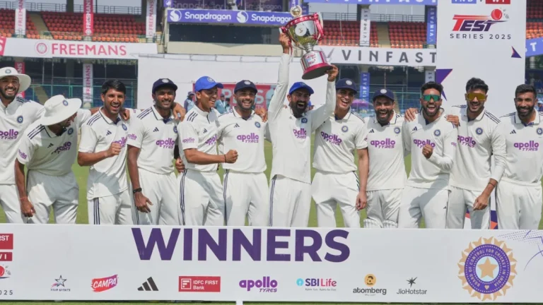 वेस्टइंडीज से सीरीज जीत के बाद ट्रॉफी के बाद टीम इंडिया