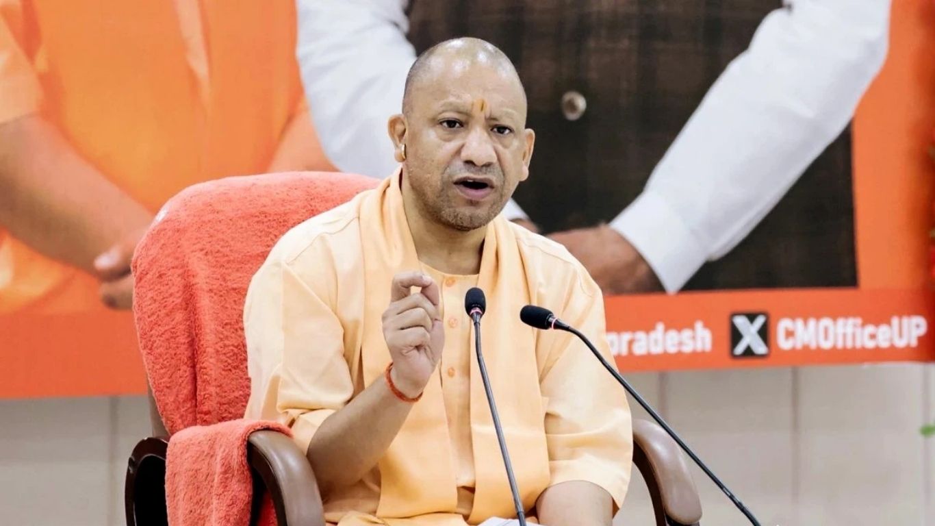 CM योगी आदित्यनाथ ने वीडियो कॉन्फ्रेंसिंग के जरिए कानून-व्यवस्था और त्योहारों की तैयारी की समीक्षा की। उन्होंने स्वदेशी दिवाली, सुरक्षा, ट्रैफिक, मूर्ति विसर्जन तालाब में करने, पटाखों की नियंत्रित बिक्री, खाद्य सुरक्षा और महिलाओं की सुरक्षा पर सख्त निर्देश दिए। 10 अक्टूबर से हर जिले में स्वदेशी मेले आयोजित होंगे, साथ ही शहरों में सफाई, बिजली और सजावट सुनिश्चित की जाएगी।