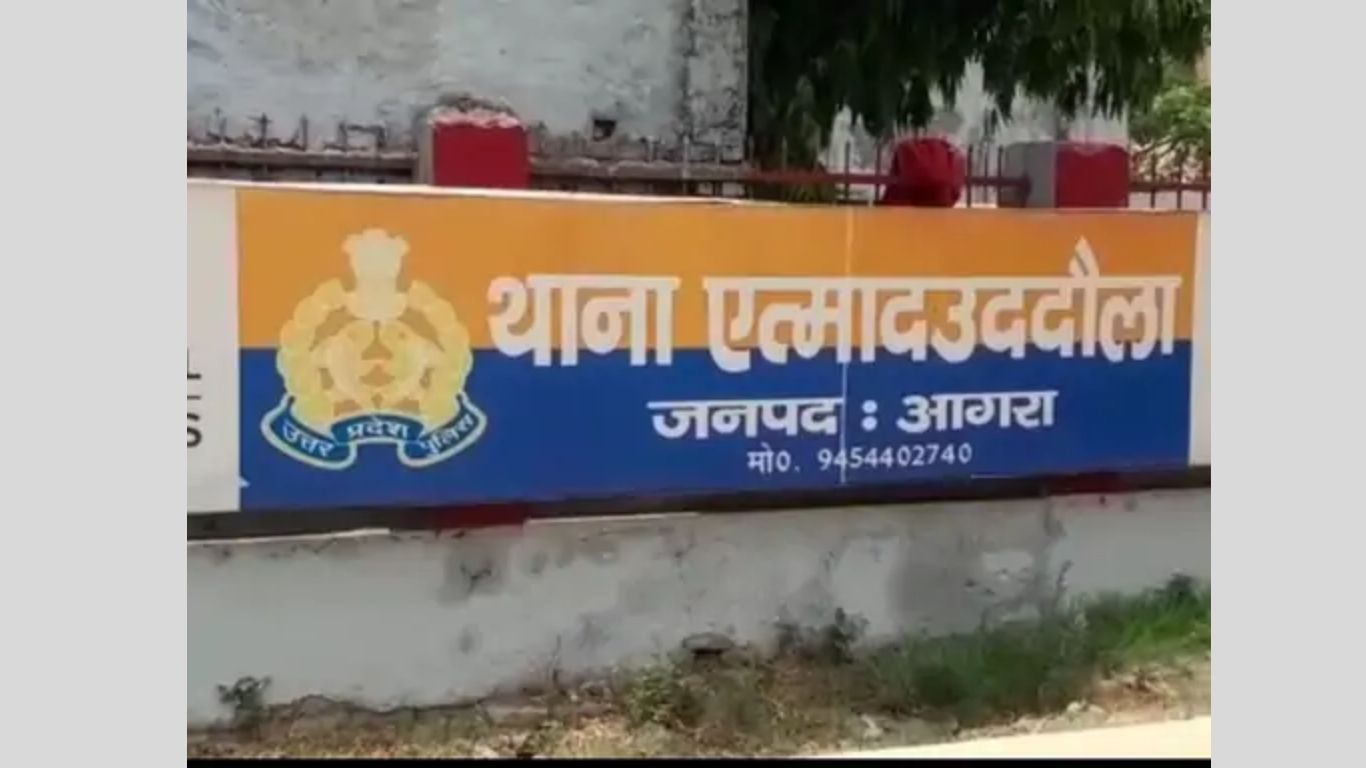 आगरा में दो सिपाहियों ने थाना प्रभारी पर सोशल मीडिया पर आरोप लगाए। इसमें से एक को निलंबित और दूसरे को लाइन हाजिर किया गया है। उनके खिलाफ जांच भी शुरू कर दी गई है।