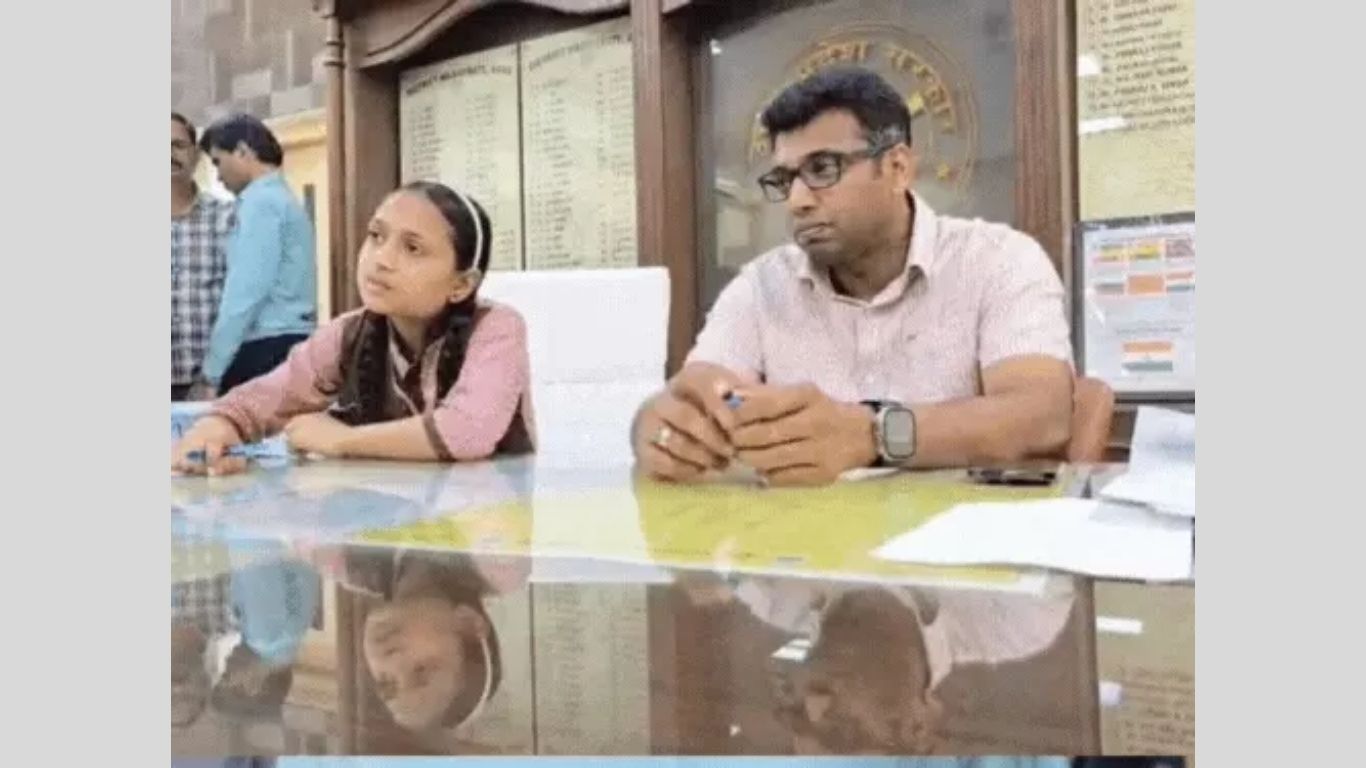 आगरा में मिशन शक्ति अभियान के तहत छात्रा गुलाल को एक दिन के लिए डीएम बनाया गया। उन्होंने कलेक्ट्रेट में जनसुनवाई की और कहा कि यह पहल अन्य छात्राओं को प्रेरित करेगी।