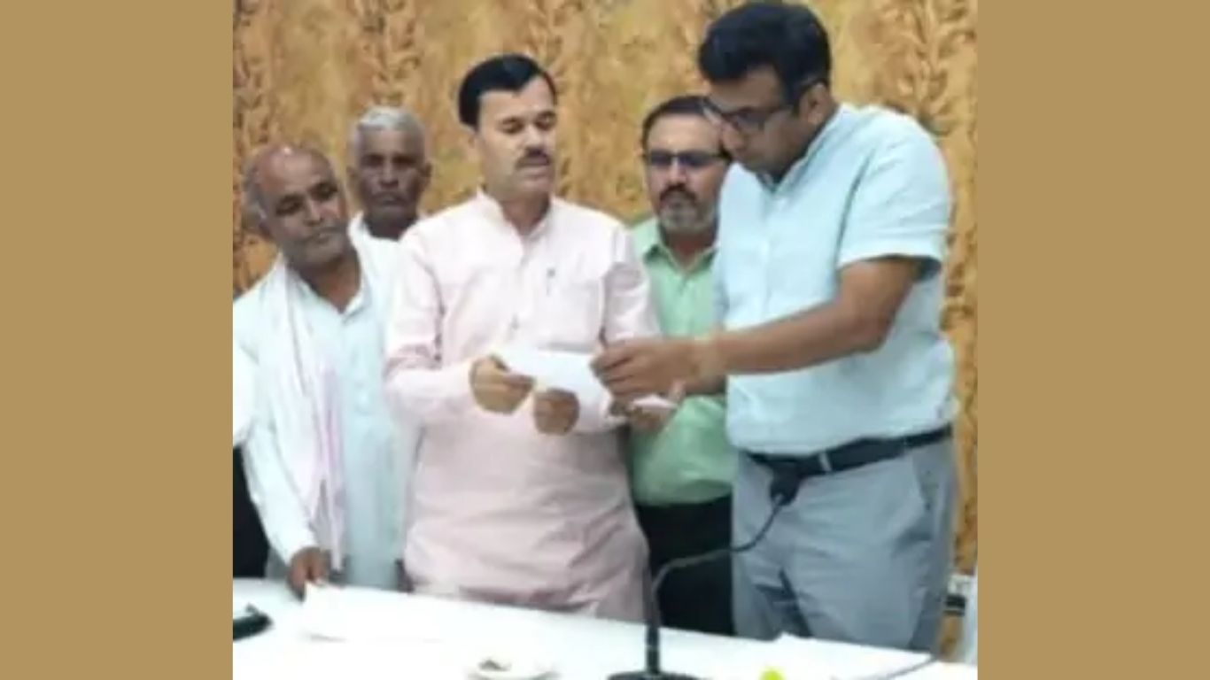 अछनेरा के रेलवे अंडरपास में जलभराव से किसानों की 600 बीघा कृषि भूमि प्रभावित हो रही है। किसानों ने जिलाधिकारी को ज्ञापन सौंपकर जल निकासी की व्यवस्था करने और समस्या का जल्द समाधान करने की मांग की है।